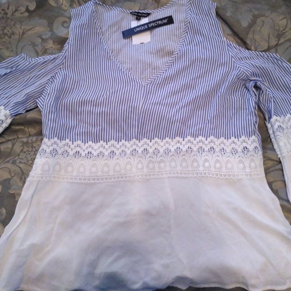 Cold shoulder Top - Picture 1 of 11